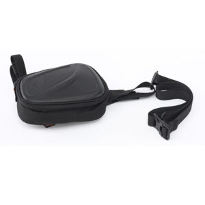 Sacoche de jambe moto design carbone, pratique et étanche pour motard