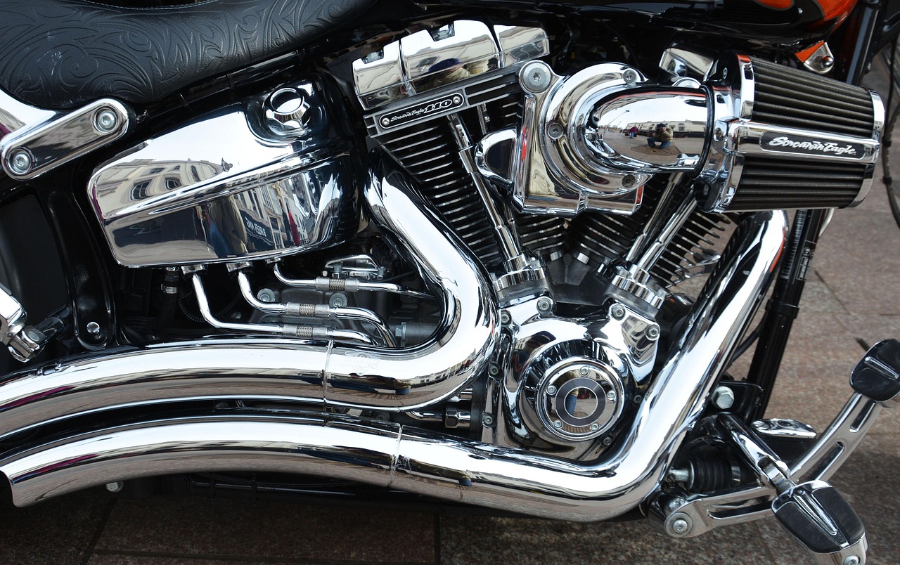 découvrez l'univers des motos v-twin, célèbres pour leur moteur en v distinctif, offrant puissance et style incomparable pour les passionnés de deux-roues.
